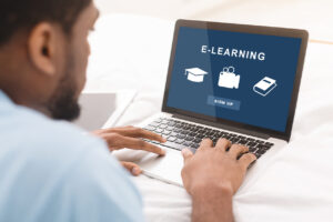 e-learning LinkedIn computer man hand 
